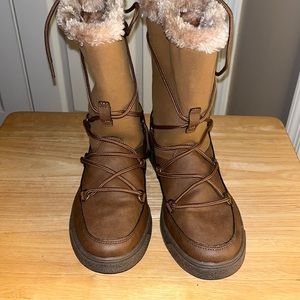 Fur lined Waterproof Women’s Boots Sized 8